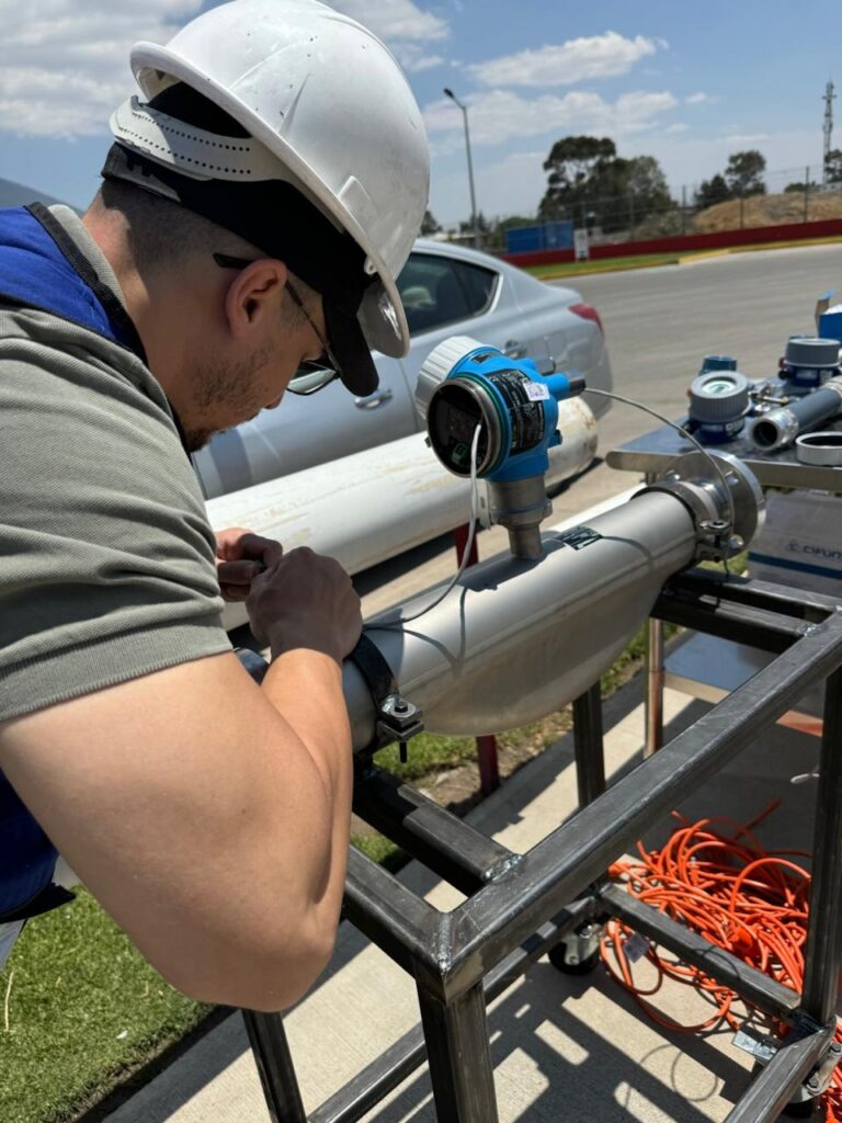 Calibración de tanques-medidor de flujo Coriolis